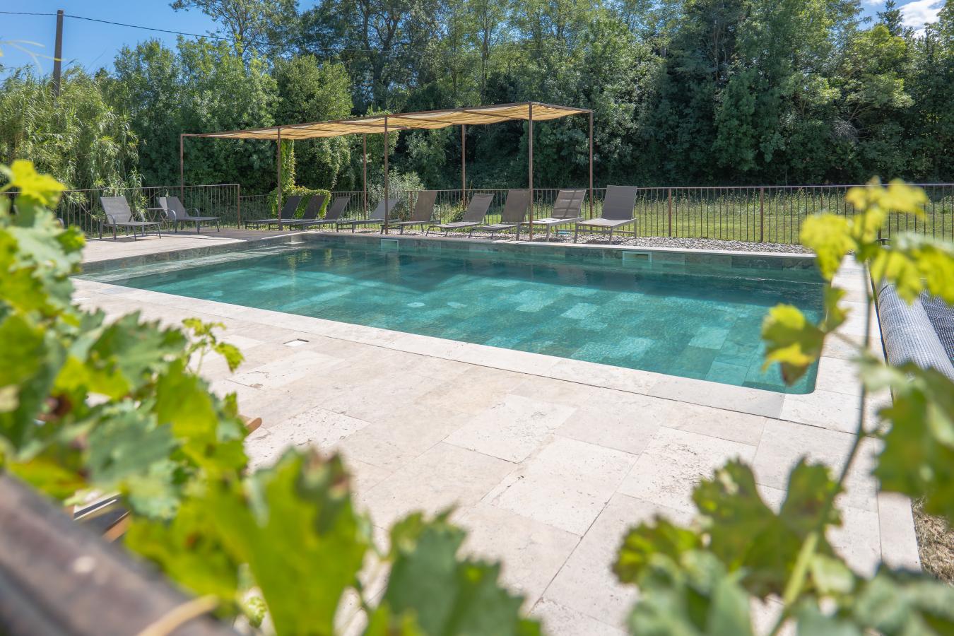 Piscine en Pierre de Bali - Mas de la Roule